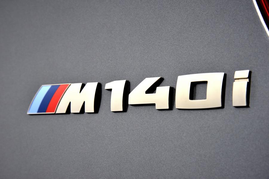 Логотип BMW M140i 5-Door 2016 года  (WW) (фото 49 из 53)